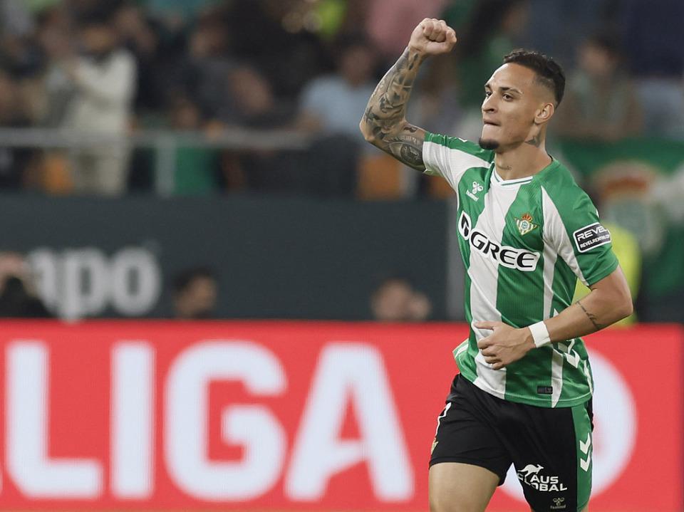 曼联哭晕2200万卖掉GOAT！37分钟两轰世界波+助攻，获10分满分