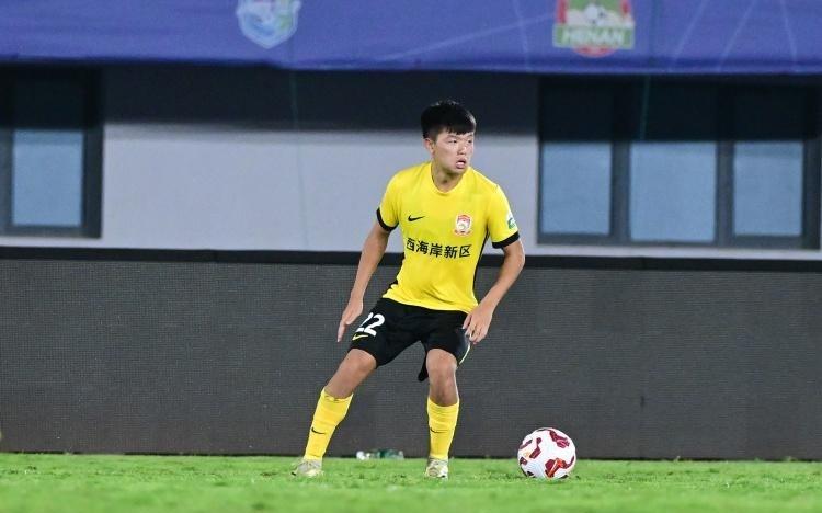 杨希2012年来单场中超至少尝试10抢断，或至少成功8次最年轻球员