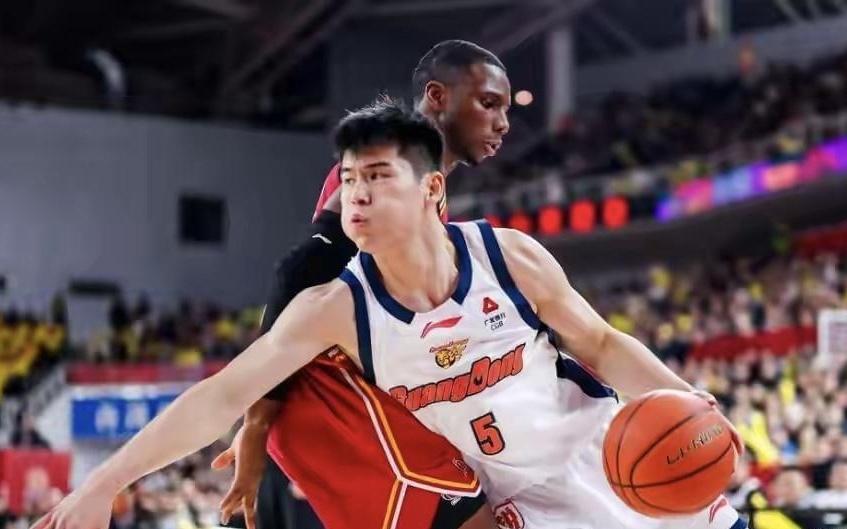 脚踹徐杰，撂倒陈家政，球迷怒喷严惩CB