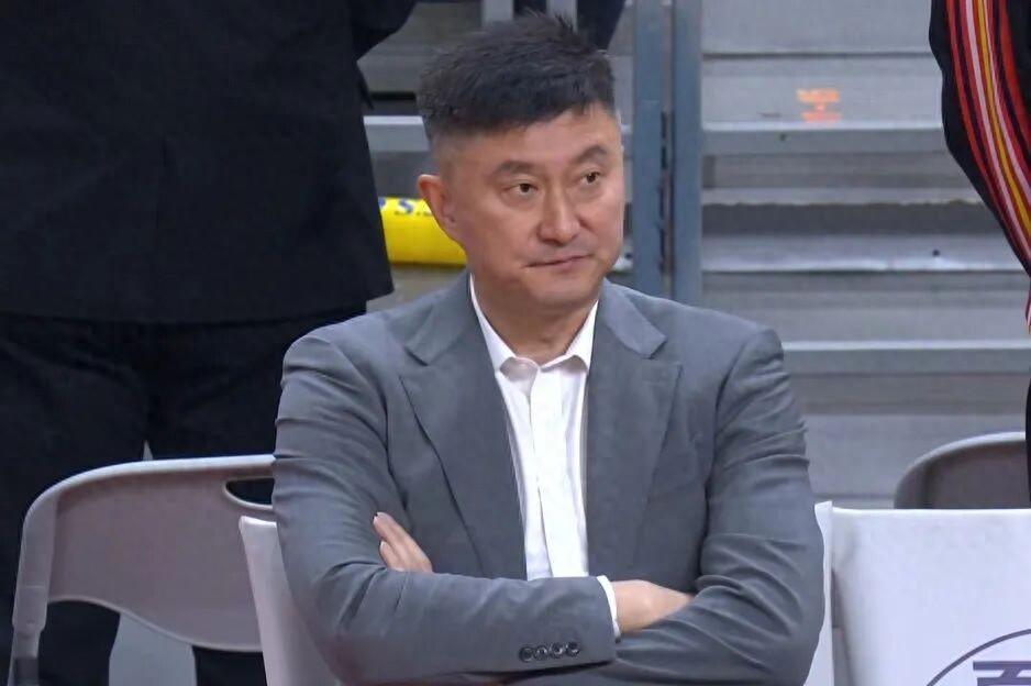 广东男篮5分险胜，四大悍将对攻，奎因30+6+9+4贺西宁24+5