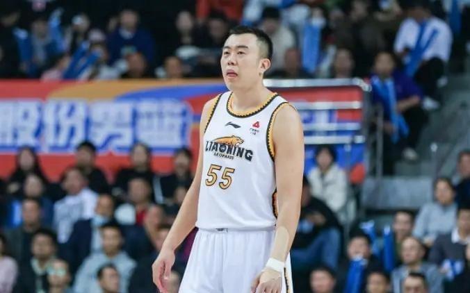 太感动！韩德君退役仍打全运会，帮辽篮冲金，和郭艾伦打球惹争议