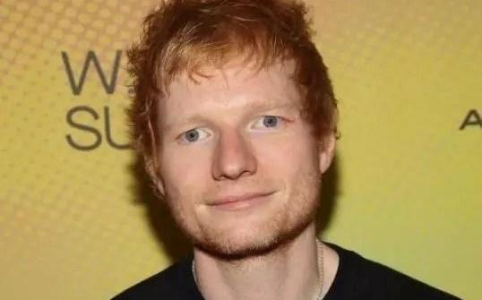 每体：巴萨将在国家德比，身穿印有埃德希兰专辑PLAY标志的球衣