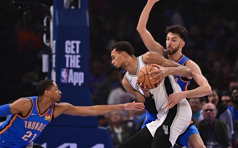 西部第2遭21分惨败！雷霆复仇马刺，亚历山大34分，一战看清3件事