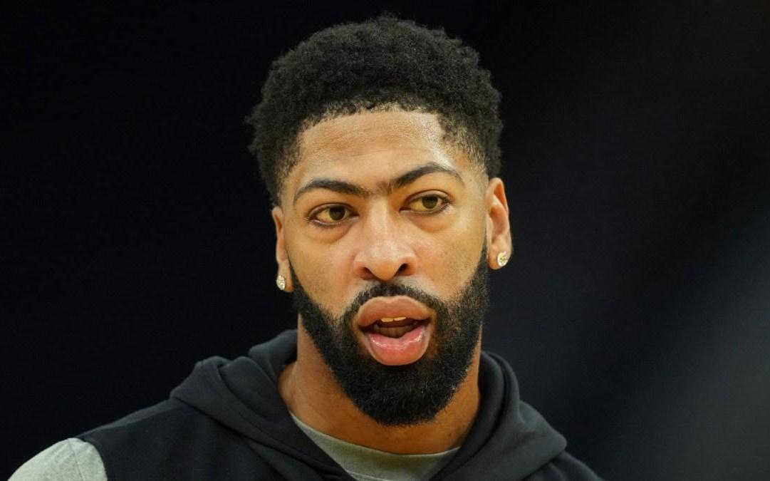 令人担忧，独行侠安东尼戴维斯手臂吊带照，看起来像打了石膏