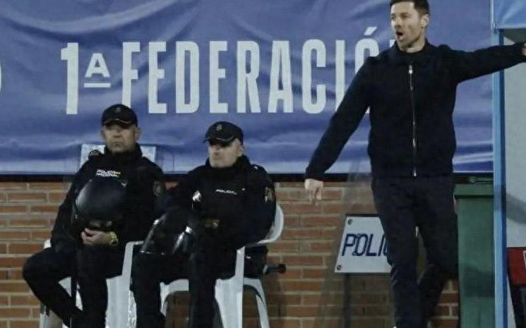 西媒：两连胜后阿隆索仍处于观察期，拿