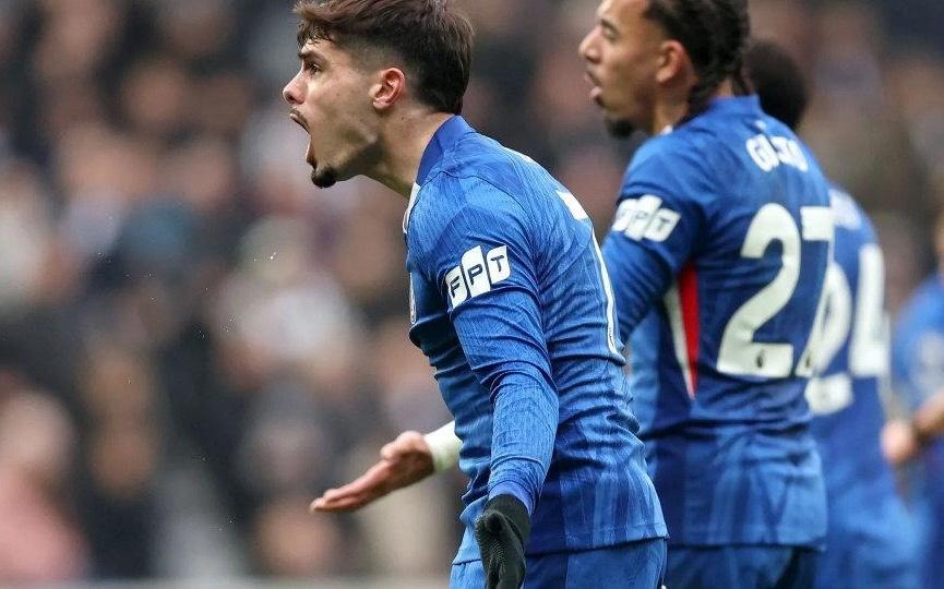 英超巨大争议！戈登被撞倒无点，查洛巴险送点，埃迪豪暴怒