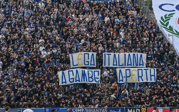 慢镜头：科莫球迷主场静默15分钟，抗议米兰vs科莫的海外赛