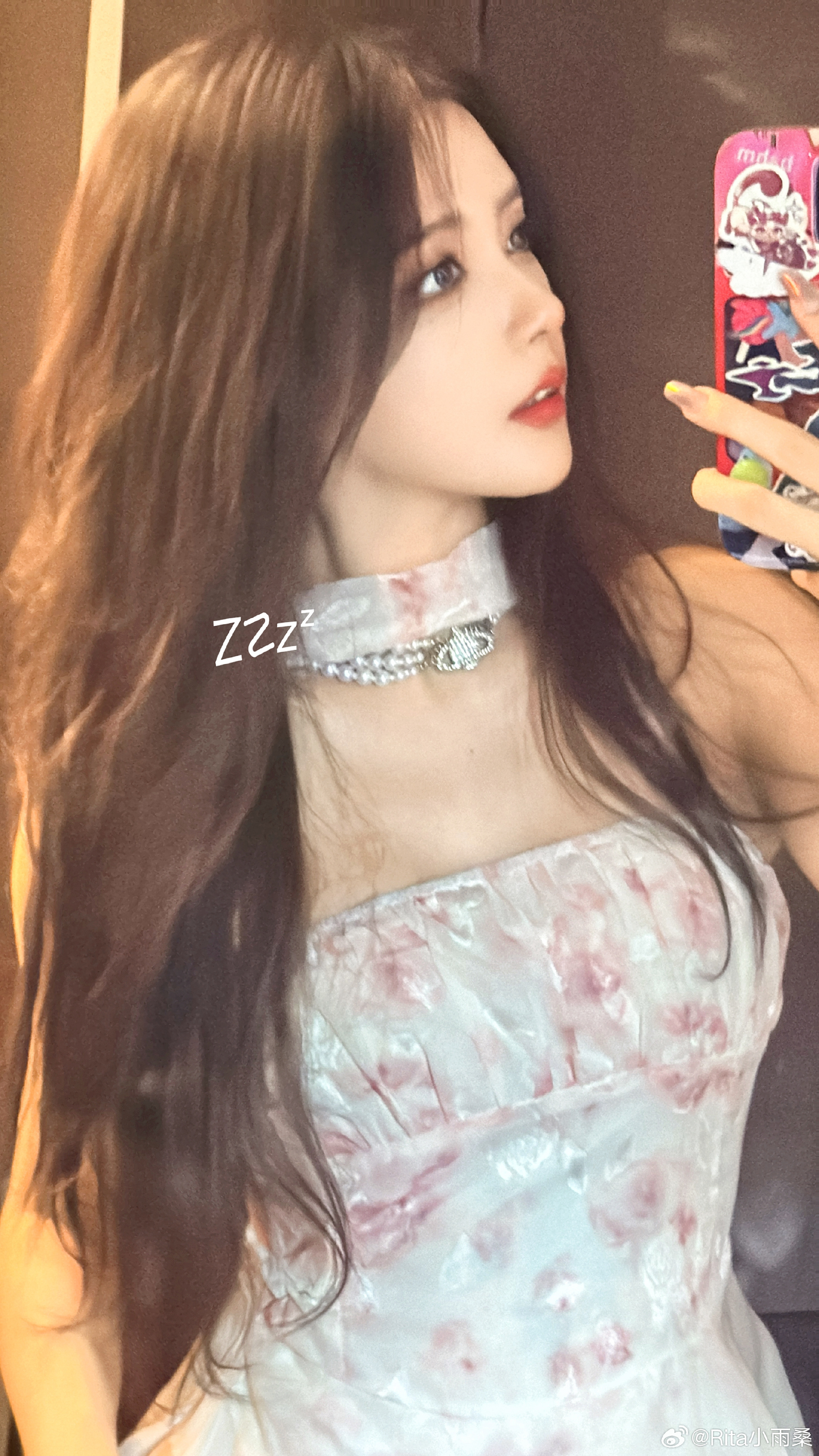LPL女解说Rita分享美照：束胸连衣裙+珍珠脖链，面容娇美我爱了
