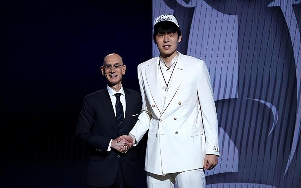 开拓者记者：杨瀚森不了解NBA的风格，在NBA内线最多只能运两次球