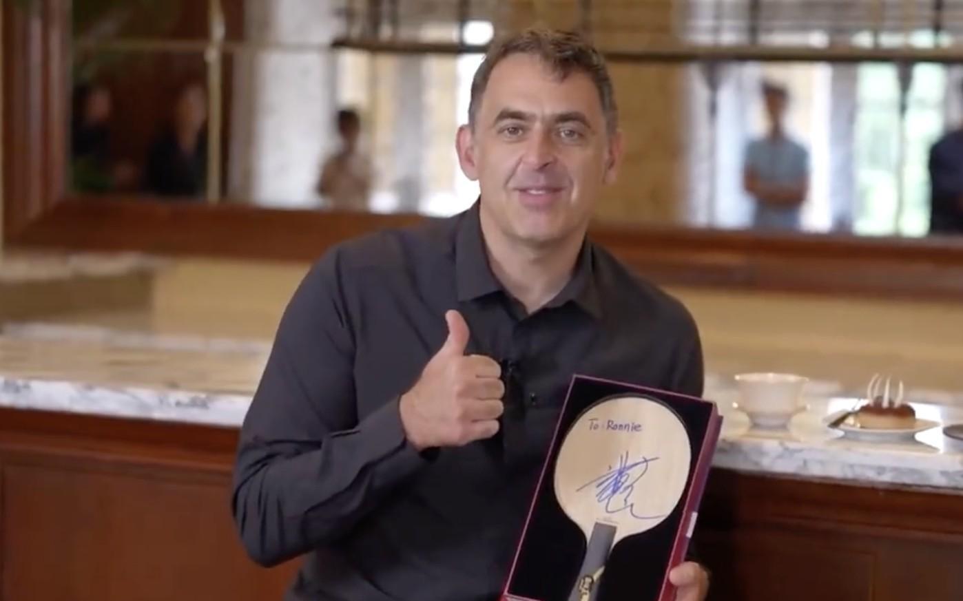 获赠王楚钦亲签球拍，奥沙利文：一定要和他喝喝茶、打打斯诺克