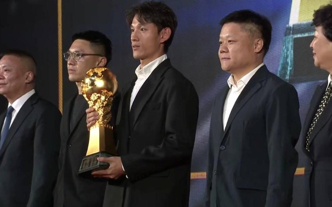 荣耀时刻，王燊超代表实现三连冠的上