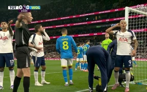 库杜斯头球被神扑，理查利森与其同时抢点撞到头部起身感觉有点懵