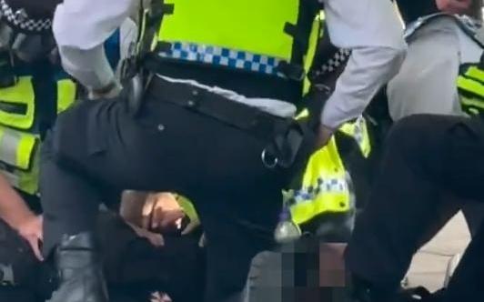 太阳报：切尔西赛后一名16岁少年因疑似持枪被警方制服