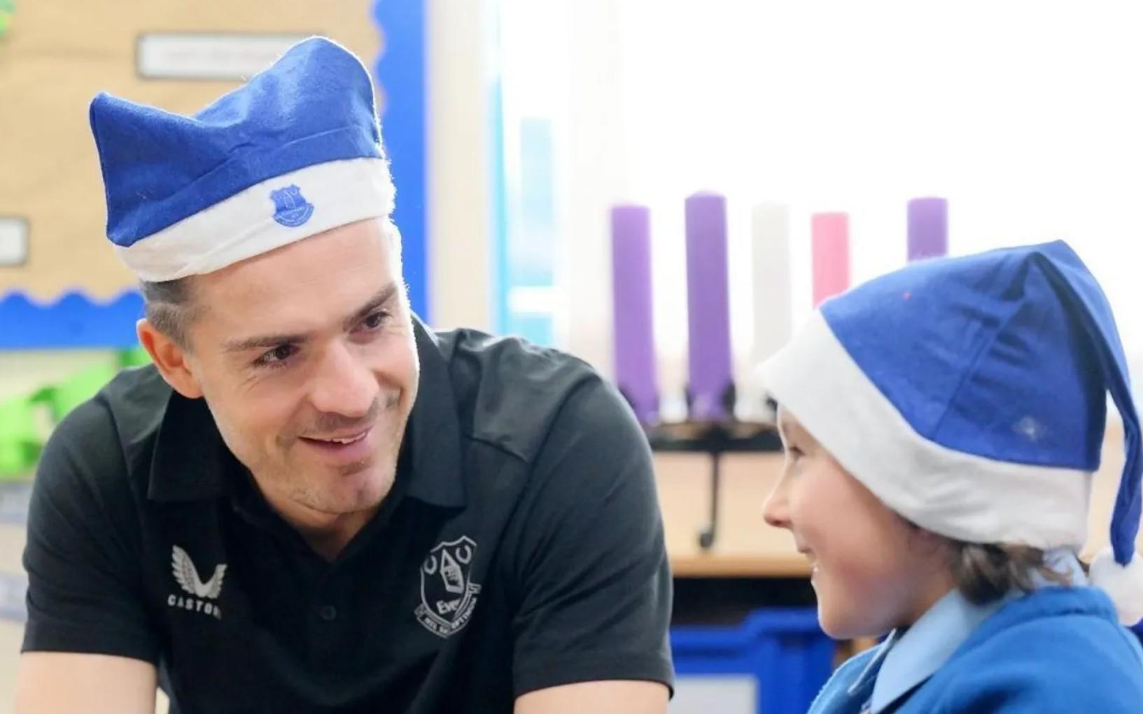 8岁小球迷丧父后母亲患白血病，格拉利什邀请他现场观赛+互动