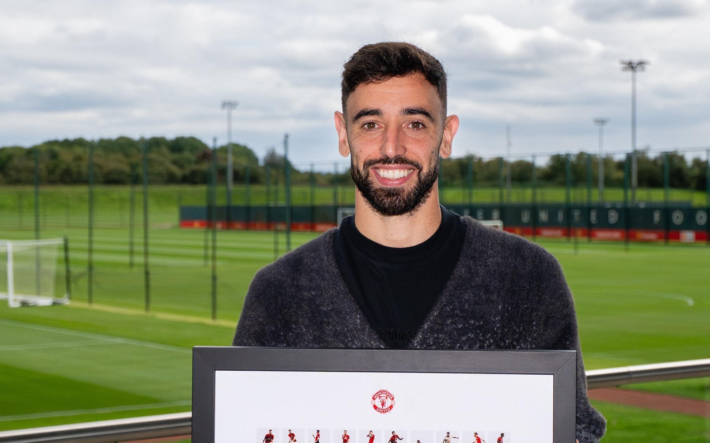 百球里程碑！B费获曼联赠予的100进球纪念相框