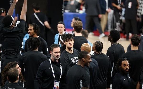 杨毅评曾凡博0出手：篮网最后的阵容没有保障合同NBA残酷体现出来