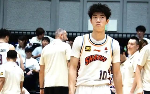 张镇麟首秀12分5篮板6助攻！上海男篮完成大逆转，怀特塞德13分