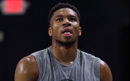 训练强度够大！字母哥更新社媒晒出自己挥汗如雨的照片