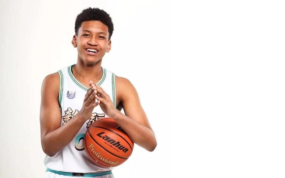 质疑刘炜新疆混血后卫坐冷板凳后破防：我在替补席怎么打