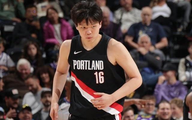 杨瀚森3分6犯泪洒现场引热议！前山东外援安慰选秀前力推开拓者