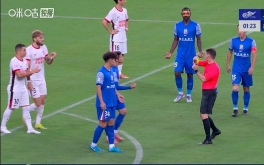 开场仅20秒！元敏诚与刘诚宇边路对抗后倒地不起，后者被出示黄牌