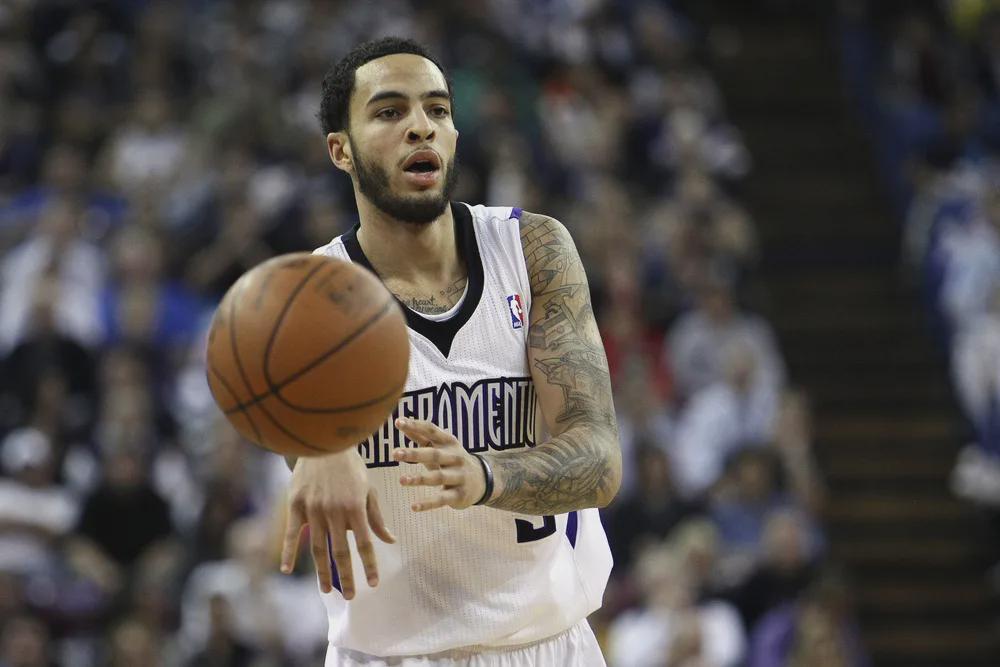 前NBA国王队球员，与警察激烈枪战，自尽身亡