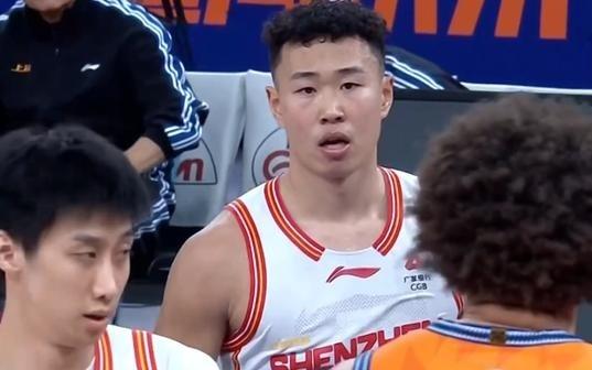 贺希宁轰43分创赛季新高：迎着洛夫顿高难度上篮怒视对手引热议