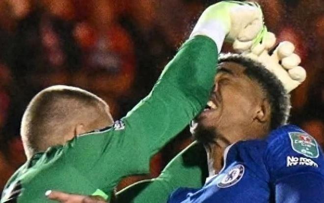 切尔西门将开场两分钟“误伤”队友，冲出禁区拳击中卫面部