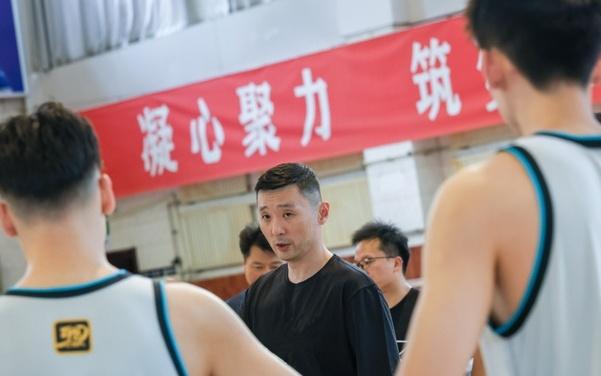 正式官宣！CBA名将加盟新疆男篮，辅佐刘炜，全力冲击前四