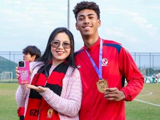 不自律被踢出国足17岁混血中卫率恒大中青赛夺冠与母亲合影庆祝