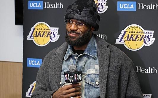 詹姆斯：我妈妈现场见证儿子和孙子一起打球很超现实