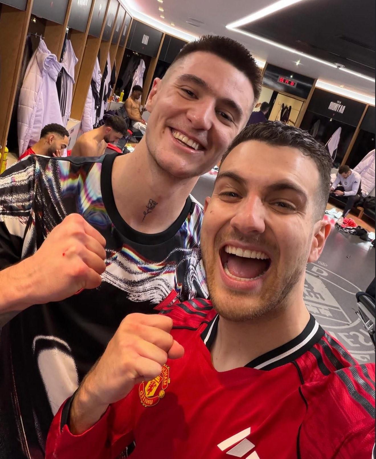 记者：谢什科在比赛结束两小时后仍留下给场外的球迷签名合影