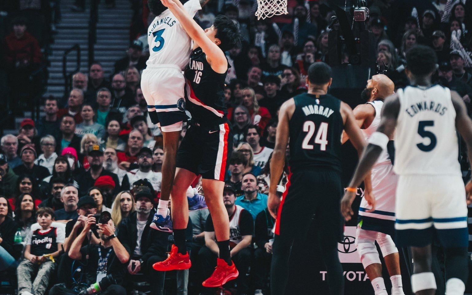 小杨NBA生涯第一课！森林狼官方晒麦丹隔扣杨瀚森定格海报