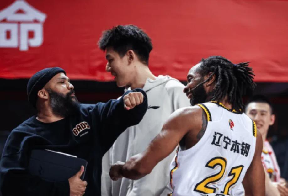 威尔斯正式回归辽篮CBA詹姆斯完成续约，场均24+14希望被归化