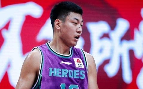 辗转多支球队！山东男篮弃将终于证明自己，场均10.1分