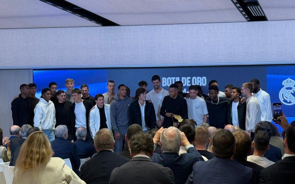 姆巴佩领取欧洲金靴奖，皇马全队出席