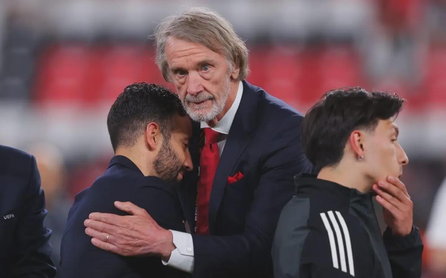 TA：拉特克利夫抵达卡灵顿训练基地，并与阿莫林进行了会晤