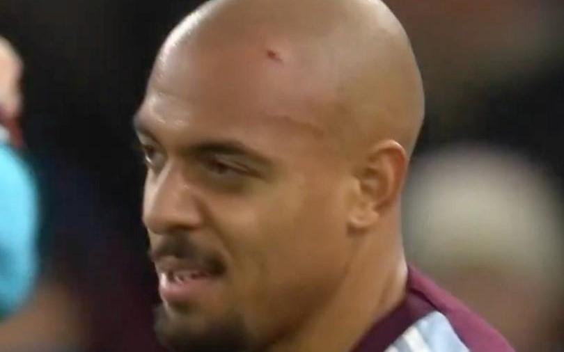 进球后在客队看台前庆祝，马伦的头部被投掷物砸伤了