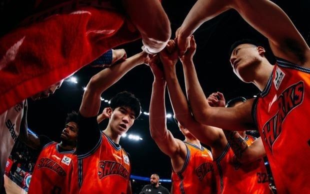 铭记场面超万人见证！上海男篮力克吉