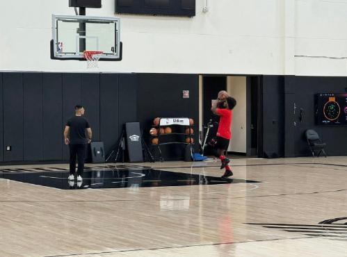 杨瀚森NBA前途渺茫，他的中国翻译却成了开拓者助教！