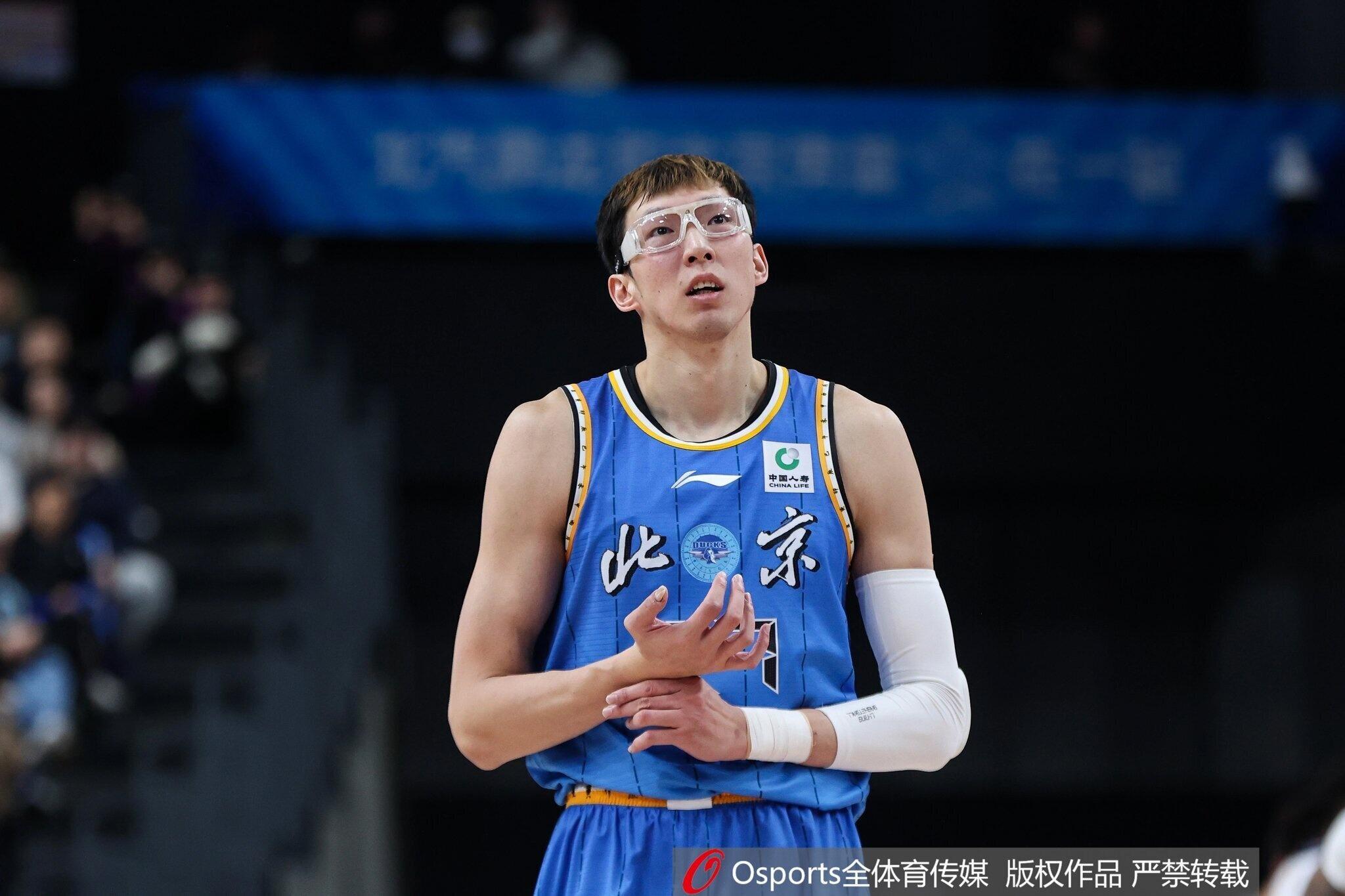 暴怒周琦篮下进攻被焦海龙盖帽打中头部,气得摘下护目镜怒怼对方