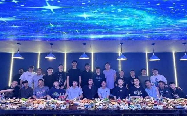 刘雁宇更博晒昔日队友合照：聚也不是开始散也不是结束！