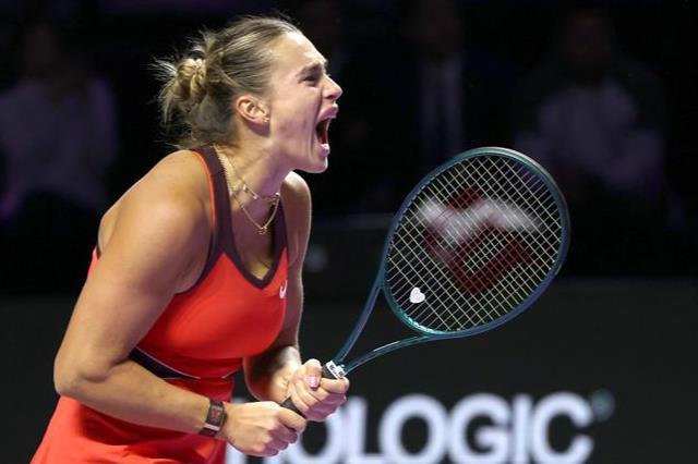 四人狂欢唯有萨巴伦卡一人落寞，网友：球后2025赛季一纪录更炫目