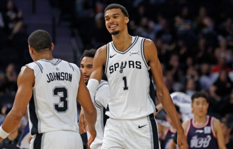 文班再次长高成现役第一！最新身高达到2米26体重也增加近12公斤