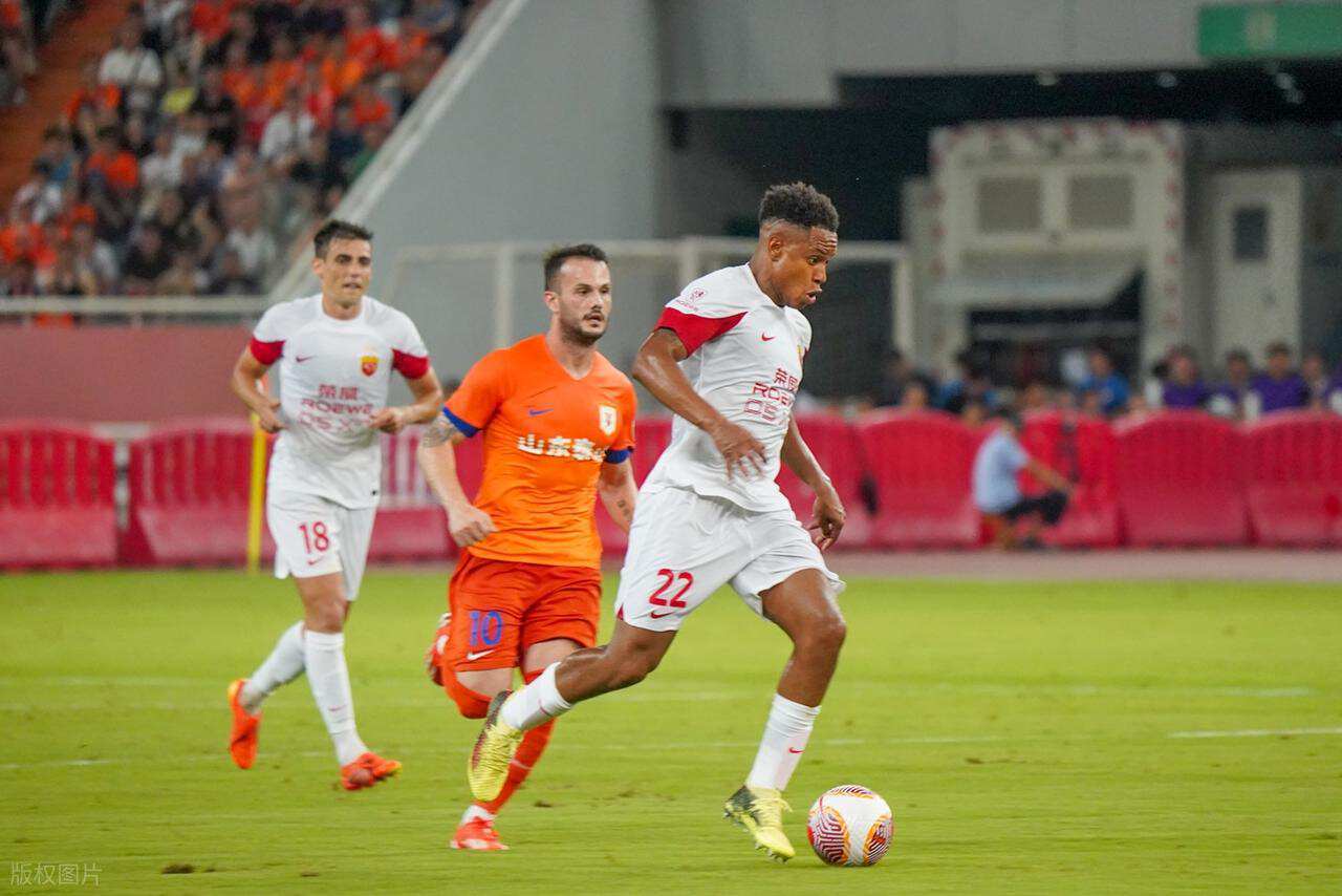 上港有望在中超夺冠后跟这位外援续约，表现能攻善守，已征服球迷