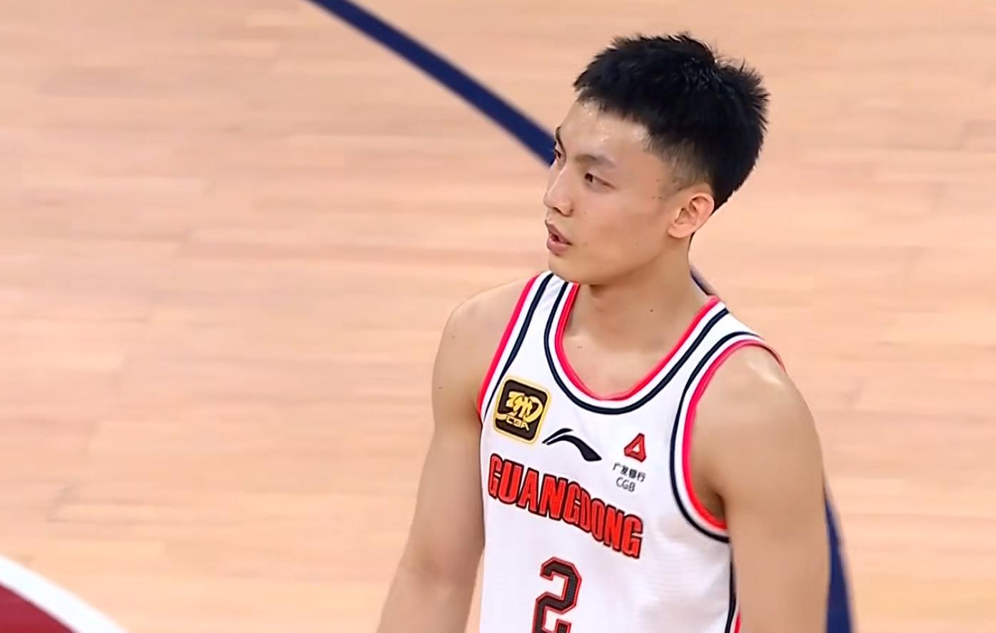 没有“白矮”也能赢！广东队残阵打爆男篮克星，徐杰惨遭伤病困扰