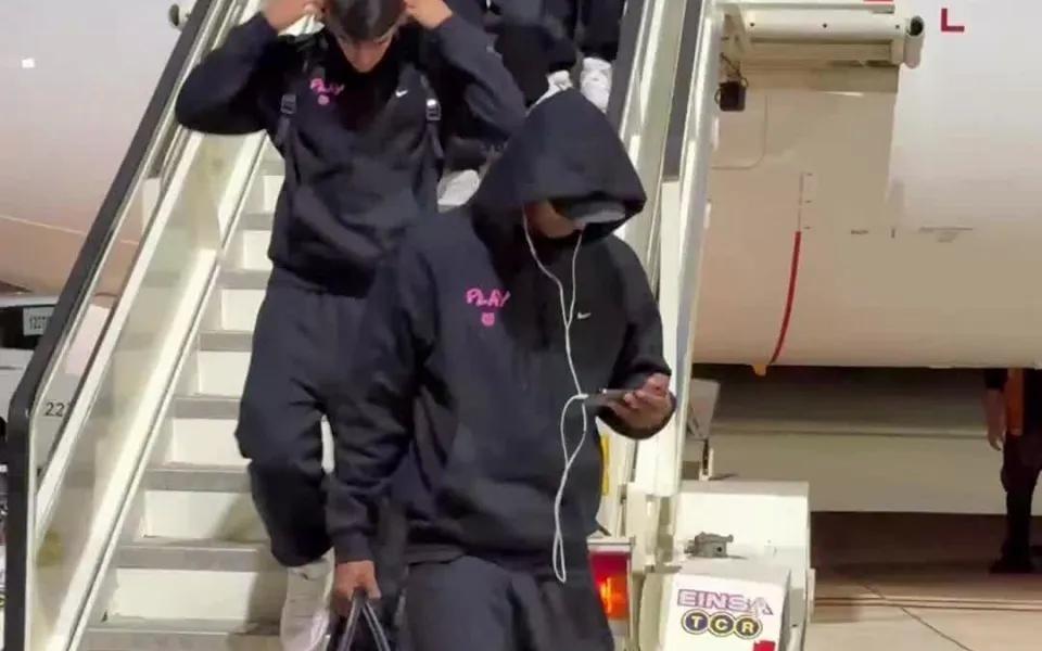 太阳报：拉什福德下飞机时被拍到看比赛，球迷判断是在看曼联