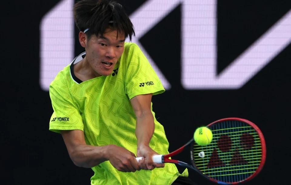 美国华裔黑马伤退无缘挑战阿卡，要拿澳网冠军的15岁中国少女夺冠