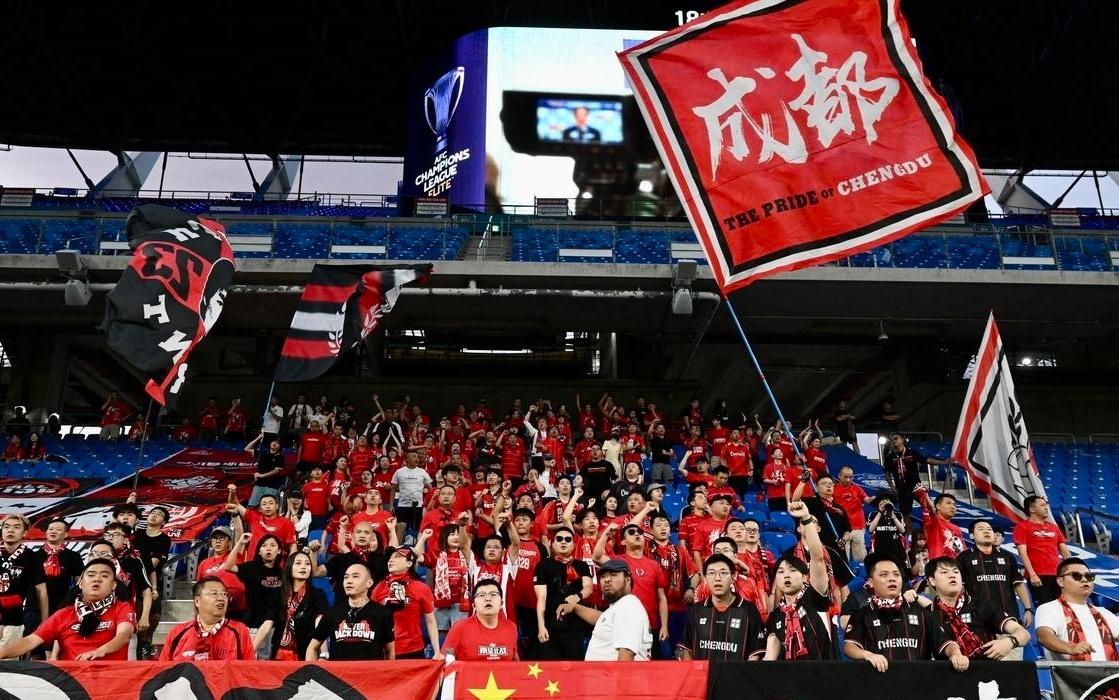 中超又被罚！亚足联官宣：蓉城球迷向韩国球员扔水瓶，罚款2.1万