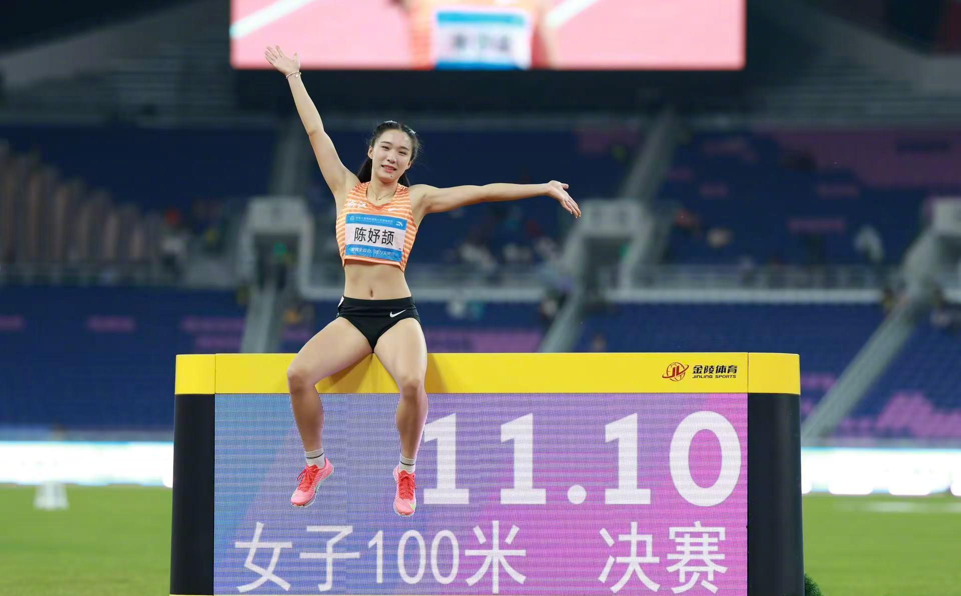11秒10破纪录夺冠！中国16岁百米天才少女崛起：200米也冲金